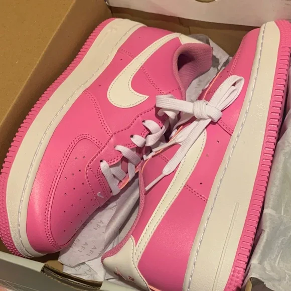Nike Air Force 1 in Pink and White - Picture 5 of 7